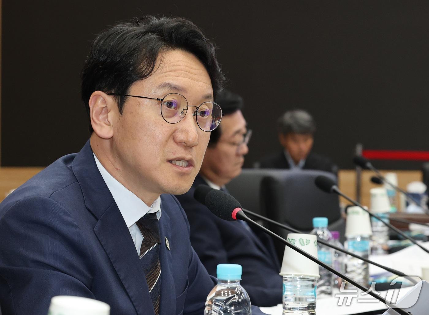 본문 이미지 - 천준호 더불어민주당 의원이 20일 충남 계룡대에서 열린 국회 국방위원회의 공군본부에 대한 국정감사에서 질의하고 있다. 2026.10.20 ⓒ 뉴스1 김기태 기자