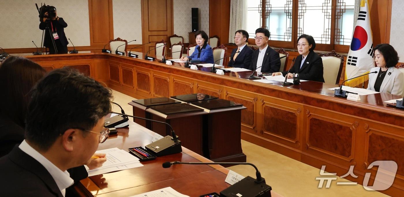 본문 이미지 - 한성숙 국무총리가 20일 서울 종로구 정부서울청사에서 열린 제262차 정부업무평가위원회 회의를 주재하고 있다. 한 총리는 이날 모두 발언에서 부처 간 업무 협업을 강조했다. 2026.10.20 ⓒ 뉴스1 이종덕 기자