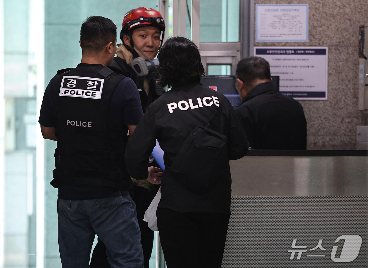 본문 이미지 - 20일 서울 강남구 역삼동 화재가 발생한 한 상가에서 경찰과 소방대원이 건물 CCTV녹화 장면을 살펴보고 있다. 2026.10.20 ⓒ 뉴스1 김도우 기자