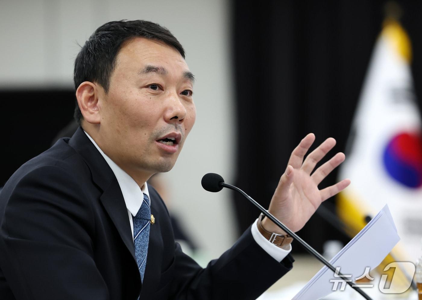 본문 이미지 - 김용민 더불어민주당 의원이 20일 오후 대구 수성구 범어동 대구광역공소청에서 국회 법제사법위원회(법사위)의 대구·부산광역공소청, 대구·부산·울산·창원지방공소청에 대한 2026년도 국정감사에서 질의하고 있다. ⓒ 뉴스1 공정식 기자