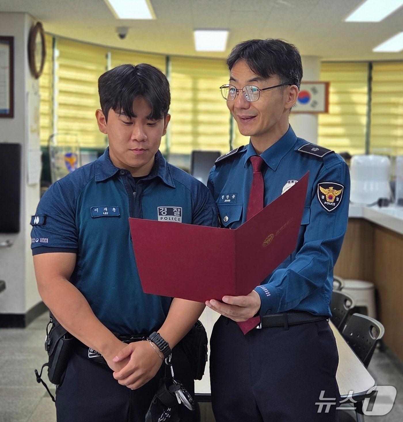 본문 이미지 - 정한규 원주경찰서장으로부터 표창장을 받는 단계지구대 소속 이재훈 순경(사진 왼쪽).(강원경찰청 제공. 재판매 및 DB 금지)/뉴스1