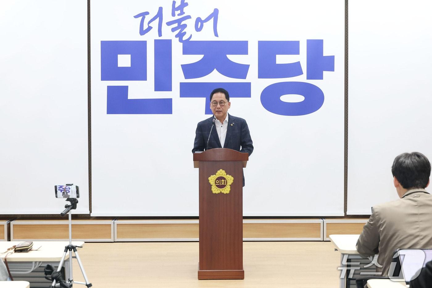 본문 이미지 - 20일 오후 경기도의회 더불어민주당이 도의회 브리핑룸에서 기자회견을 열고 추미애 경기도지사의 '소방 재정 빨대' 발언에 대해 사과하며 소방 재정 구조 개선과 국가 지원 확대를 촉구했다.(도의회 민주당 제공. 재판매 및 DB 금지) 2026.10.20/뉴스1