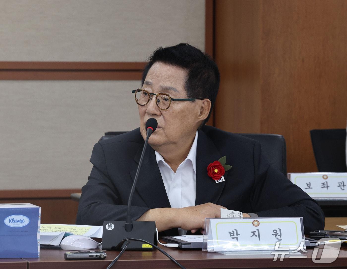 본문 이미지 - 박지원 더불어민주당 의원(해남·완도·진도)이 20일 전남광주통합특별시 동구 지산동 광주광역공소청에서 열린 국회 법제사법위원회(법사위)의 대전광역·대전지방공소청, 광주광역·광주지방공소청, 청주지방고소청, 전주지방공소청, 제주지방공소청에 대한 2026년도 국정감사에서 질의하고 있다. ⓒ 뉴스1 박지현 기자