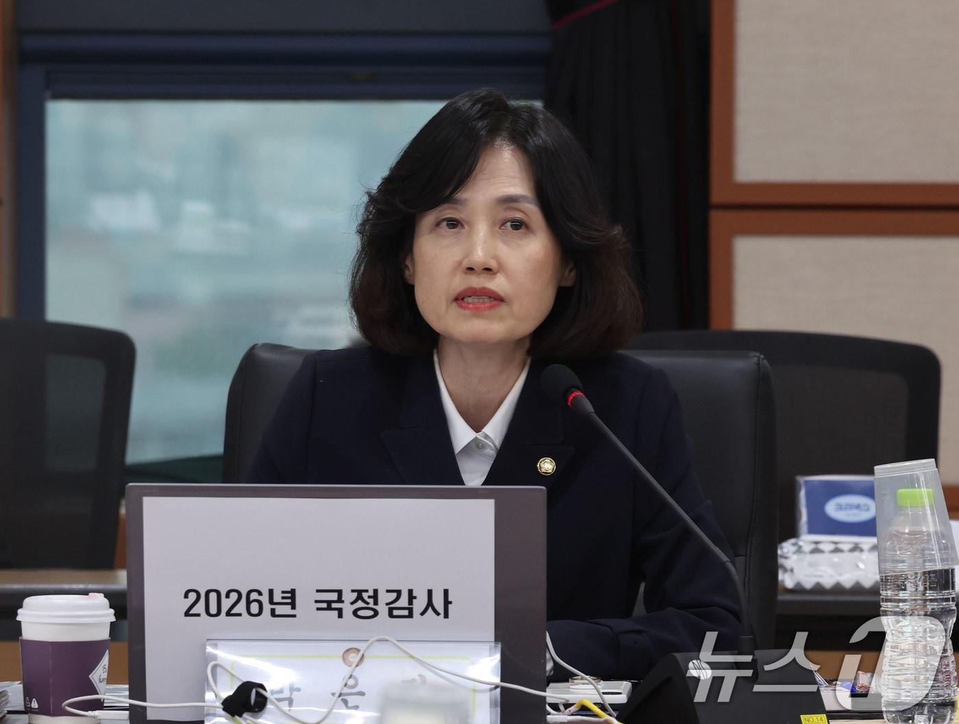 본문 이미지 - 박은정 조국혁신당 비례대표 의원이 20일 전남광주통합특별시 동구 지산동 광주광역공소청에서 열린 국회 법제사법위원회(법사위)의 대전광역·대전지방공소청, 광주광역·광주지방공소청, 청주지방고소청, 전주지방공소청, 제주지방공소청에 대한 2026년도 국정감사에서 질의하고 있다. 2026.10.20 ⓒ 뉴스1 박지현 기자