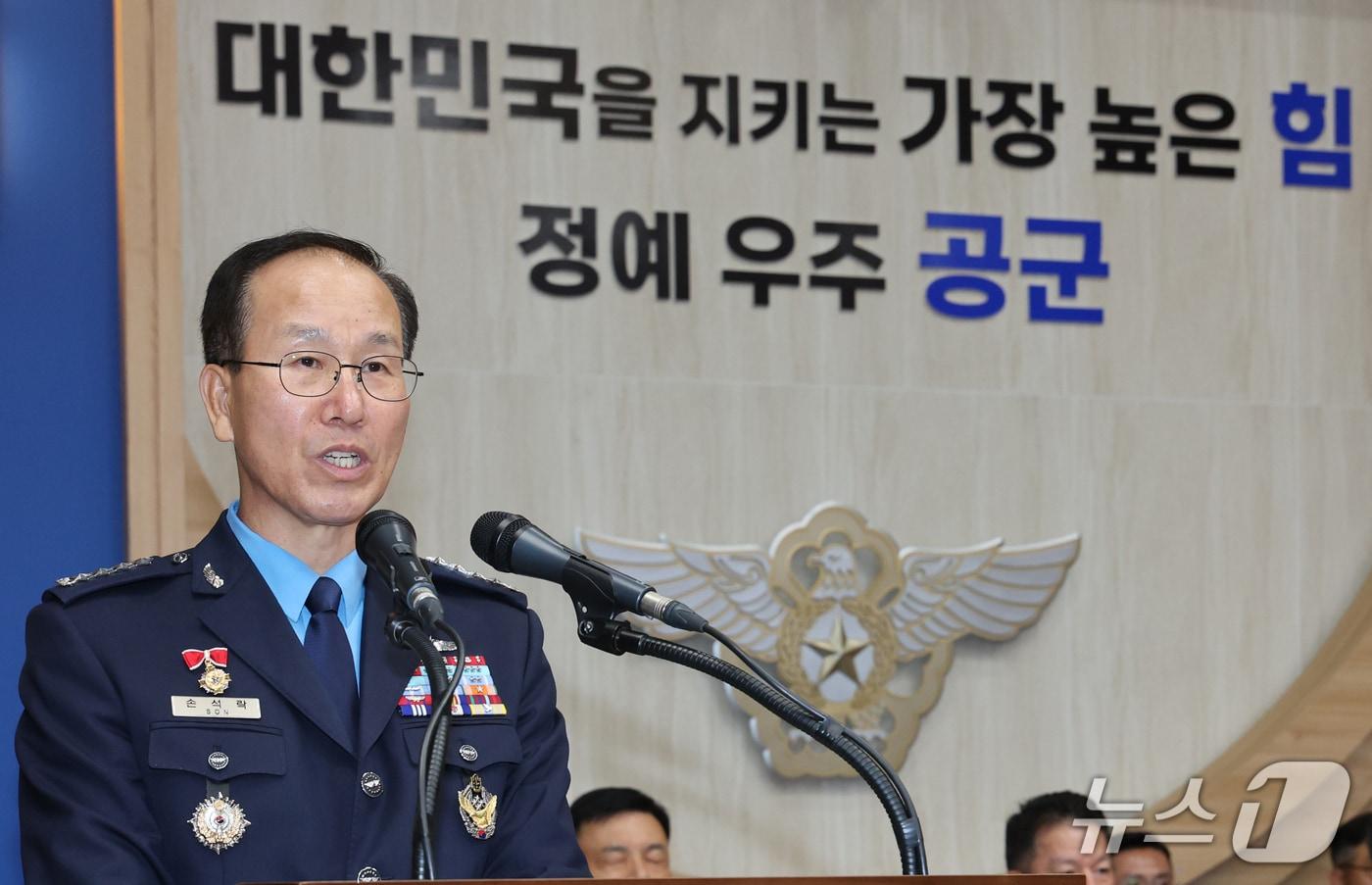 본문 이미지 - 손석락 공군참모총장이 20일 충남 계룡대에서 열린 국회 국방위원회의 공군본부에 대한 국정감사에서 증인선서를 하고 있다. 2026.10.20 ⓒ 뉴스1 김기태 기자