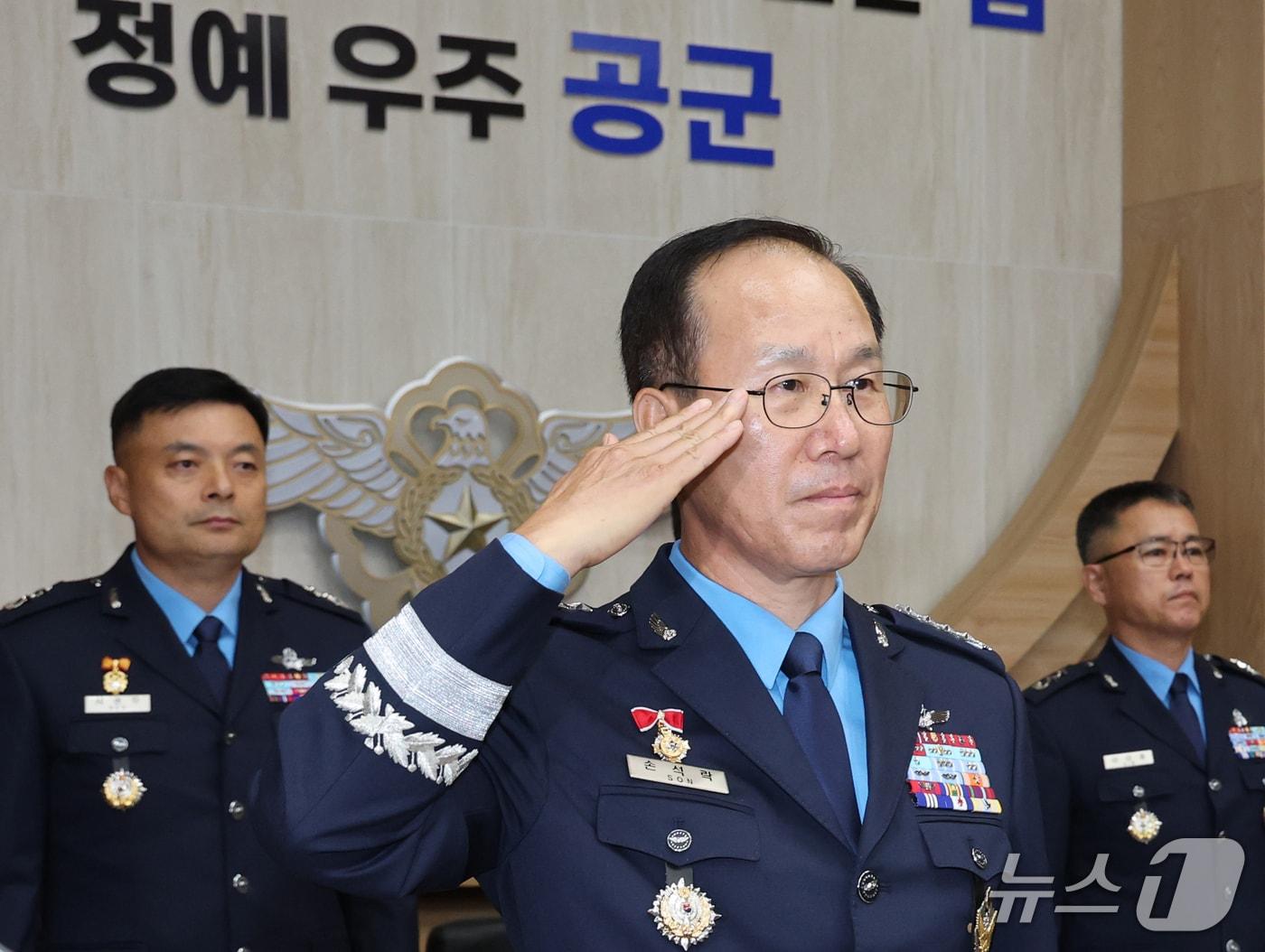 본문 이미지 - 손석락 공군참모총장이 20일 충남 계룡대에서 열린 국회 국방위원회의 공군본부에 대한 국정감사에서 거수경례를 하고 있다. 2026.10.20 ⓒ 뉴스1 김기태 기자