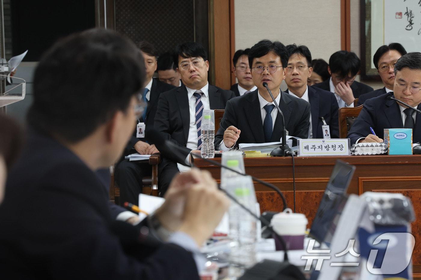 본문 이미지 - 신대경 제주지방공소청장이 지난 20일 전남광주통합특별시 동구 지산동 광주광역공소청에서 열린 국회 법제사법위원회(법사위)의 대전광역·대전지방공소청, 광주광역·광주지방공소청, 청주지방고소청, 전주지방공소청, 제주지방공소청에 대한 2026년도 국정감사에서 답변하고 있다. 2026.10.20 ⓒ 뉴스1 박지현 기자