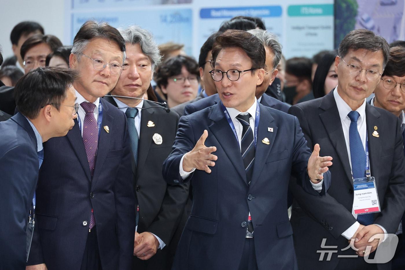 본문 이미지 - 김민석 더불어민주당 대표가 20일 강릉 스피드스케이팅경기장에서 열린 강릉 ITS 세계총회를 찾아 자율주행차 관계자와 대화하고 있다. 2026.10.20 ⓒ 뉴스1 신웅수 기자