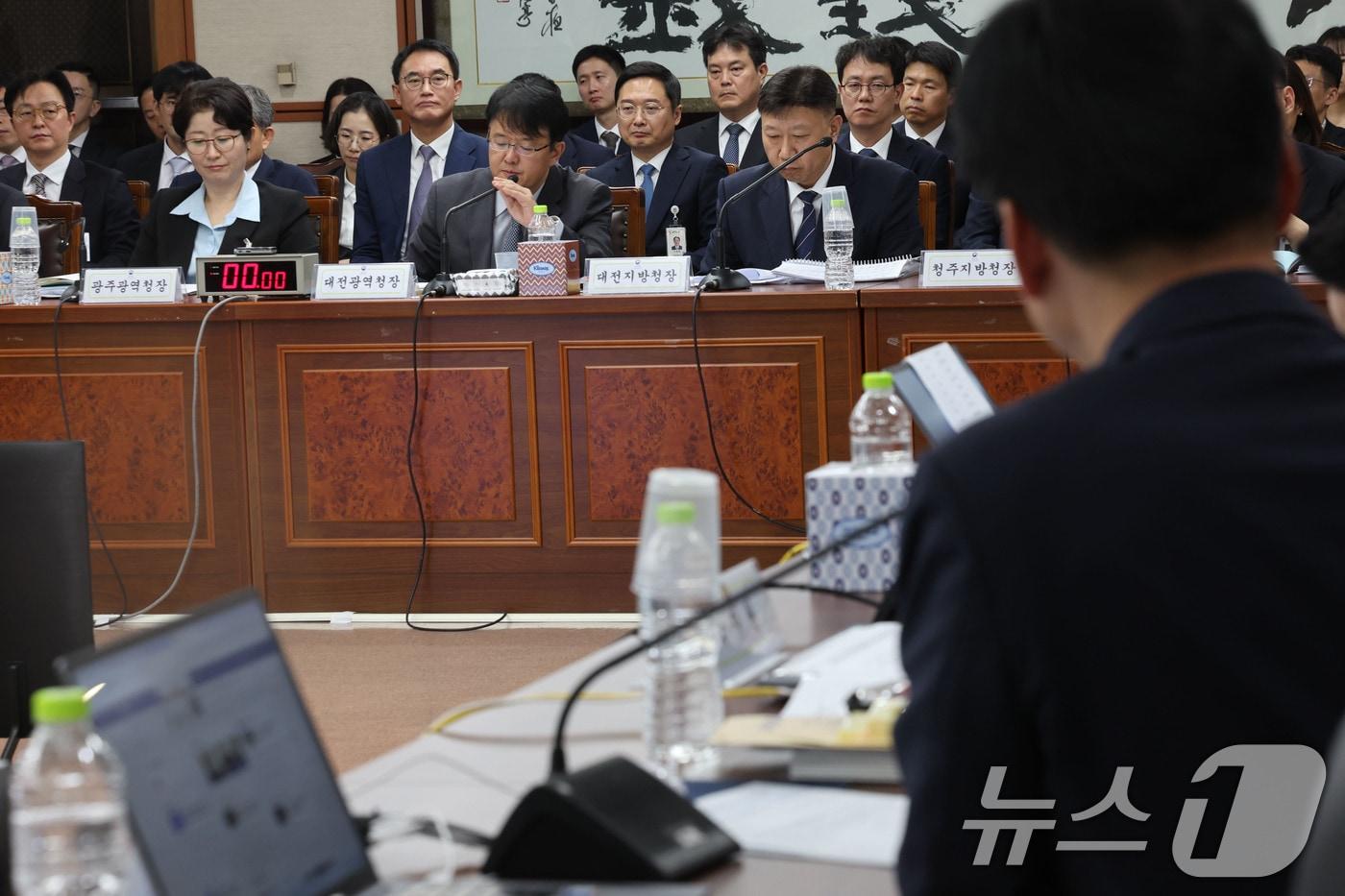 본문 이미지 - 20일 전남광주통합특별시 동구 지산동 광주광역공소청에서 열린 국회 법제사법위원회(법사위)의 대전광역·대전지방공소청, 광주광역·광주지방공소청, 청주지방고소청, 전주지방공소청, 제주지방공소청에 대한 2026년도 국정감사에서 공소청장들이 의원 질의를 경청하고 있다. 2026.10.20 ⓒ 뉴스1 박지현 기자