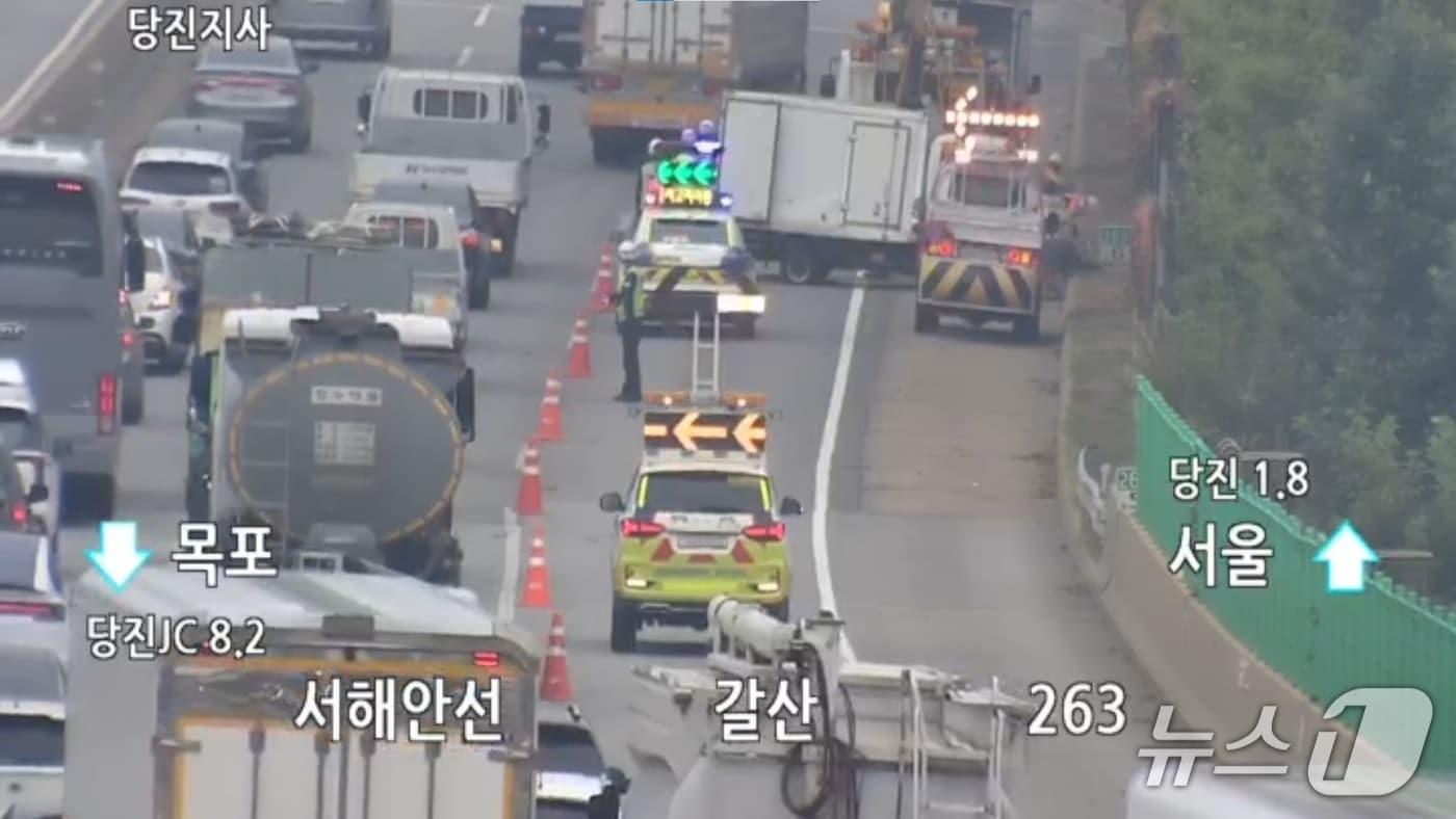 본문 이미지 -   서해안고속도로 차량 전도 사고 현장. (도로공사 CCTV  갈무리. 재판매 및 DB 금지) / 뉴스1