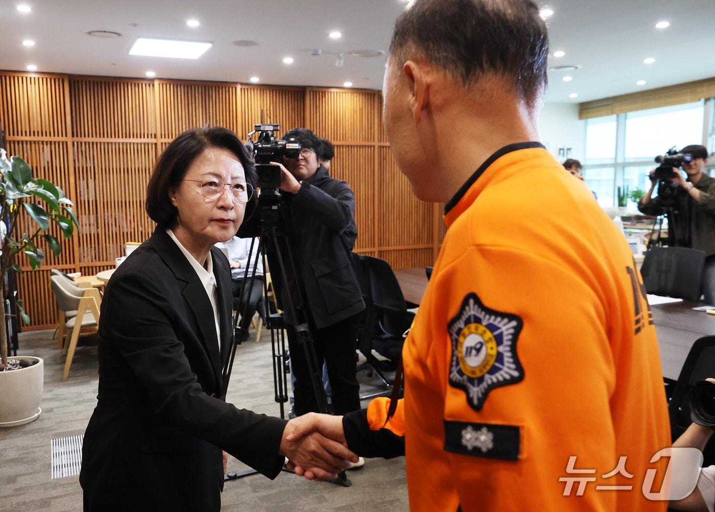 본문 이미지 - 추미애 경기도지사가 20일 경기 수원시 영통구 경기도청 집무실에서 열린 전국공무원노동조합 소방본부 간담회에 앞서 소방관들과 악수를 하고 있다. (공동취재) 2026.10.20 ⓒ 뉴스1 김영운 기자