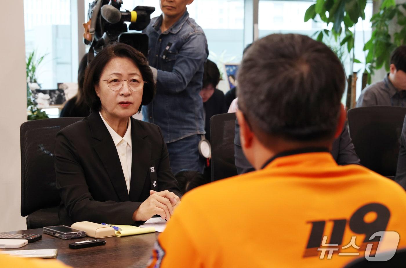 본문 이미지 - 추미애 경기도지사가 지난 20일 경기 수원시 영통구 경기도청 집무실에서 열린 전국공무원노동조합 소방본부 간담회에서 모두발언을 하고 있다. ⓒ 뉴스1