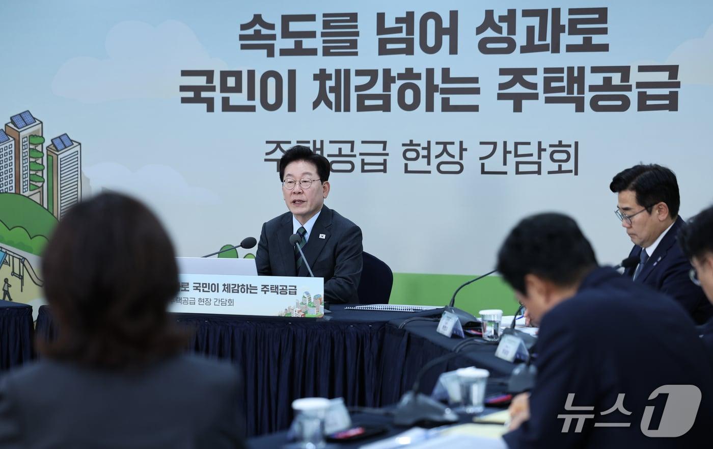 본문 이미지 - 이재명 대통령이 인천 계양구 공공주택지구에서 열린 주택공급 현장 간담회에서 발언하고 있다. ⓒ 뉴스1 이재명 기자