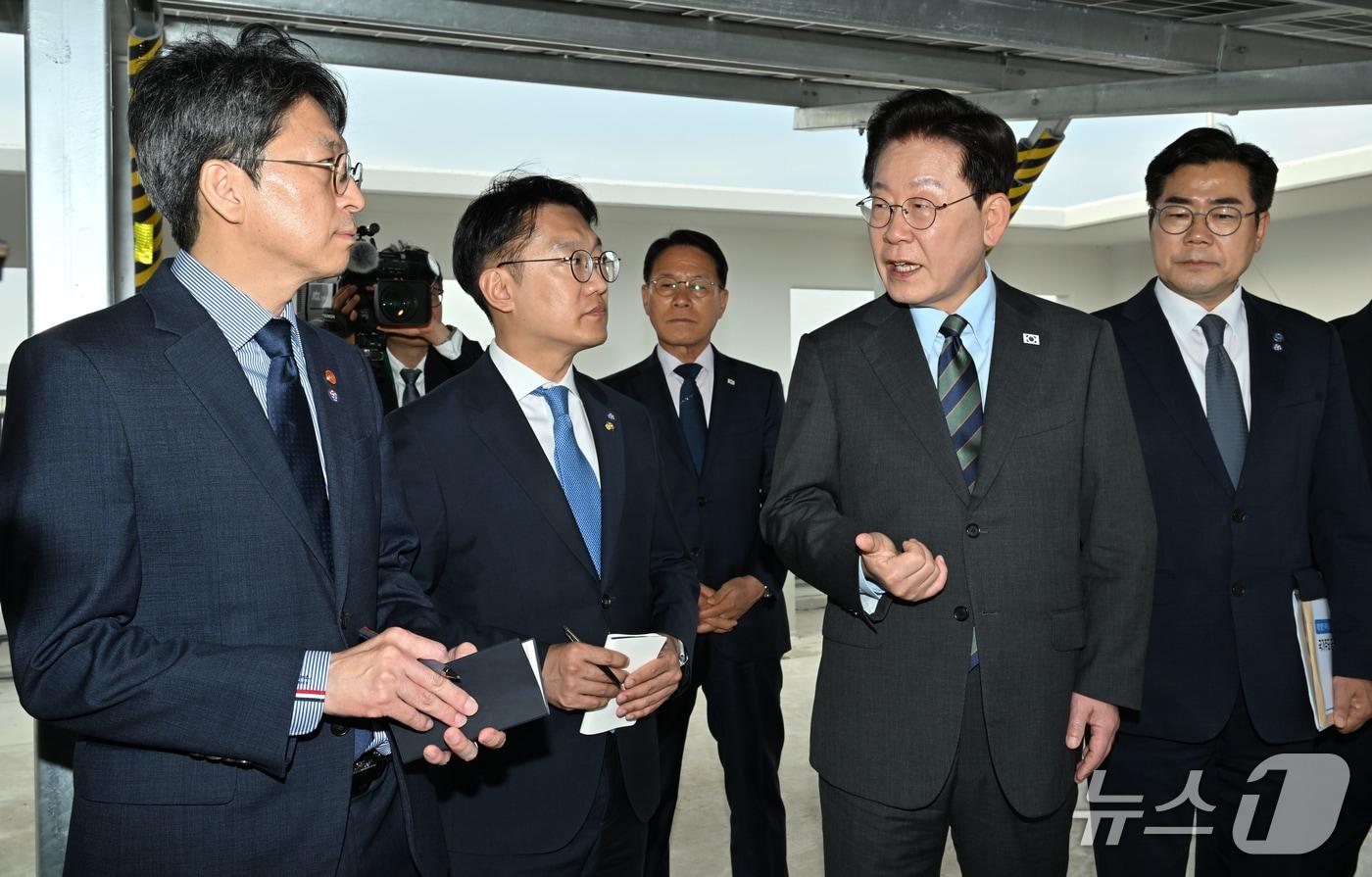 본문 이미지 - 이재명 대통령이 20일 인천 계양구 공공주택지구를 찾아 관계자와 3기 신도시에 대한 대화를 하고 있다. 2026.10.20 ⓒ 뉴스1 이재명 기자