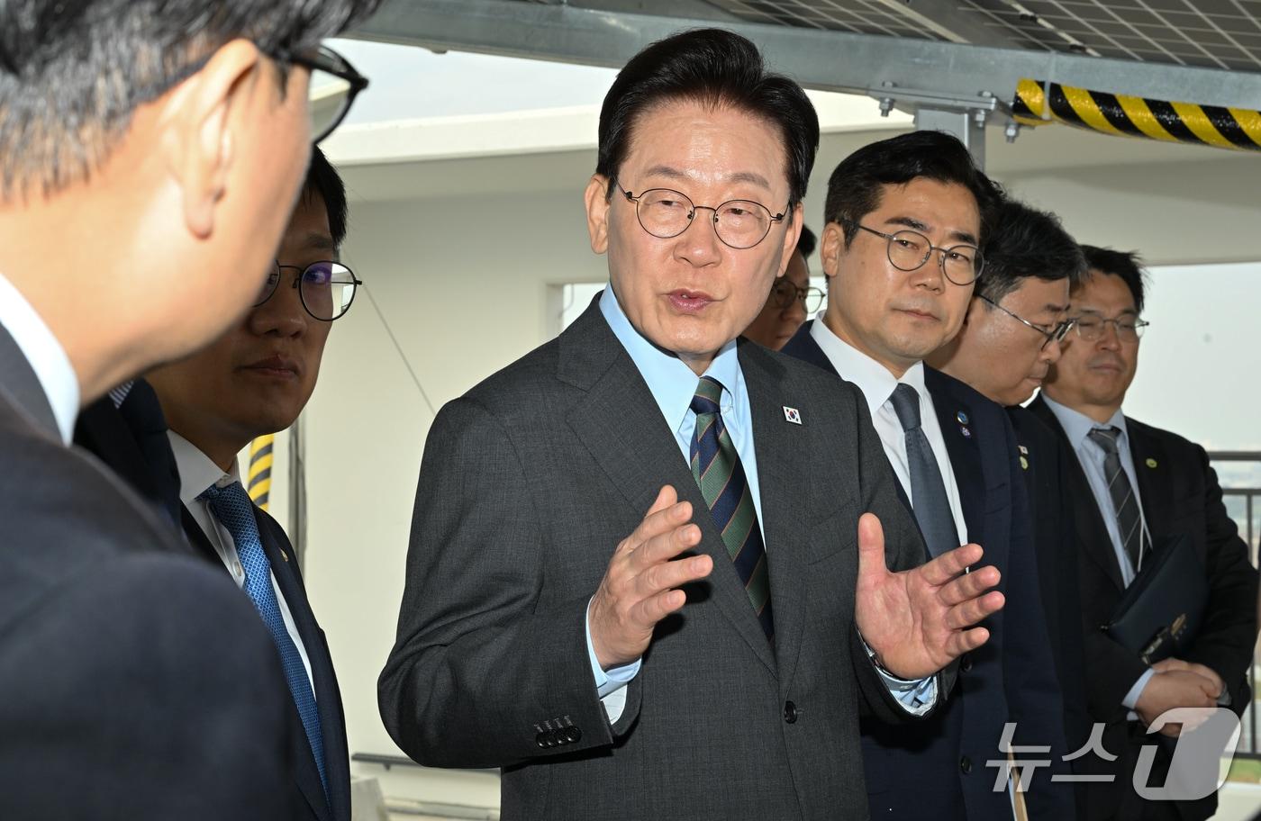 본문 이미지 - 이재명 대통령이 20일 인천 계양구 공공주택지구를 찾아 관계자와 대화하고 있다. 2026.10.20 ⓒ 뉴스1 이재명 기자