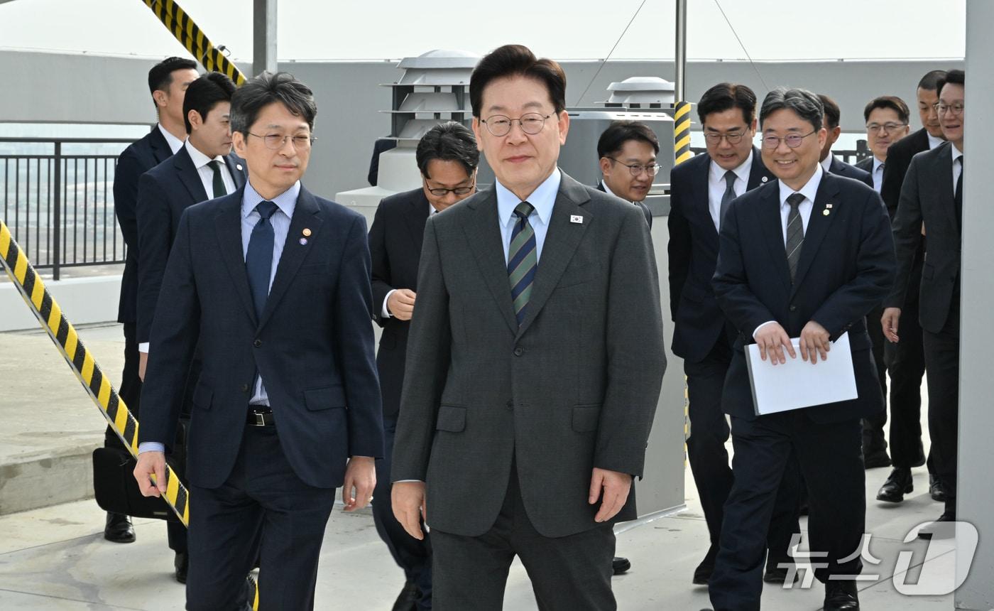 본문 이미지 - 이재명 대통령이 20일 인천 계양구 공공주택지구를 찾아 3기 신도시 현장 시찰을 하고 있다. 2026.10.20 ⓒ 뉴스1 이재명 기자