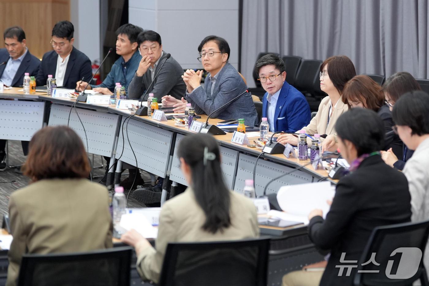 본문 이미지 - 이동기 경기 수원시 제2부시장이 19일 시청 중회의실에서 열린 '2026년 제6차 자살예방회의'에서 발언하고 있다. (수원시 제공. 재판매 및 DB 금지) 2026.10.20/뉴스1