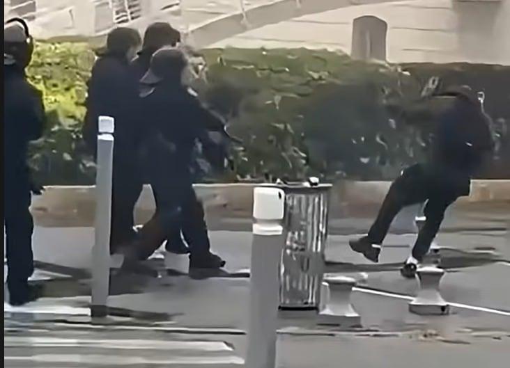 본문 이미지 - 파리 북부 생투앙로몬의 실업계 고교인 샤토데플뤼슈 고등학교 재학생 에덴이 지난달 28일 남자 경찰관이 발사한 최루탄을 맞고 쓰러지는 모습. (출처=소셜미디어 엑스(X), 재판매 및 DB 금지)