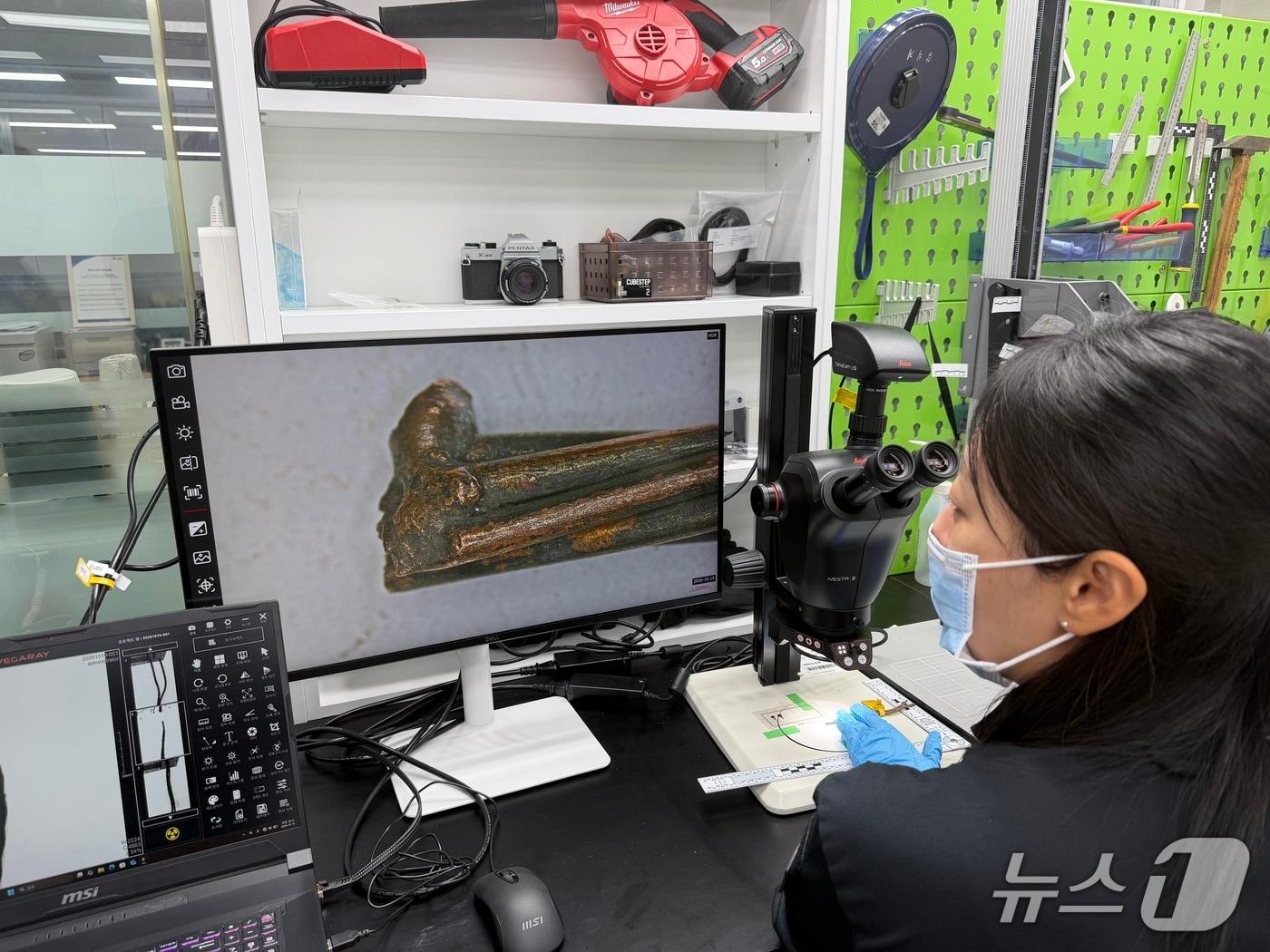 본문 이미지 -  단락흔 확인하는 강원경찰청 과학수사계 소속 김예은 경사2026.10.19 한귀섭 기자
