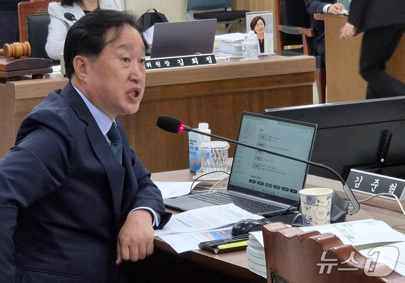 본문 이미지 - 김준혁 더불어민주당 의원이 20일 부산교육청·울산교육청·경남교육청·대구교육청·경북교육청·강원교육청에 대한 국정감사에서 질의하고 있다. 2026.10.20 ⓒ 뉴스1 임순택 기자