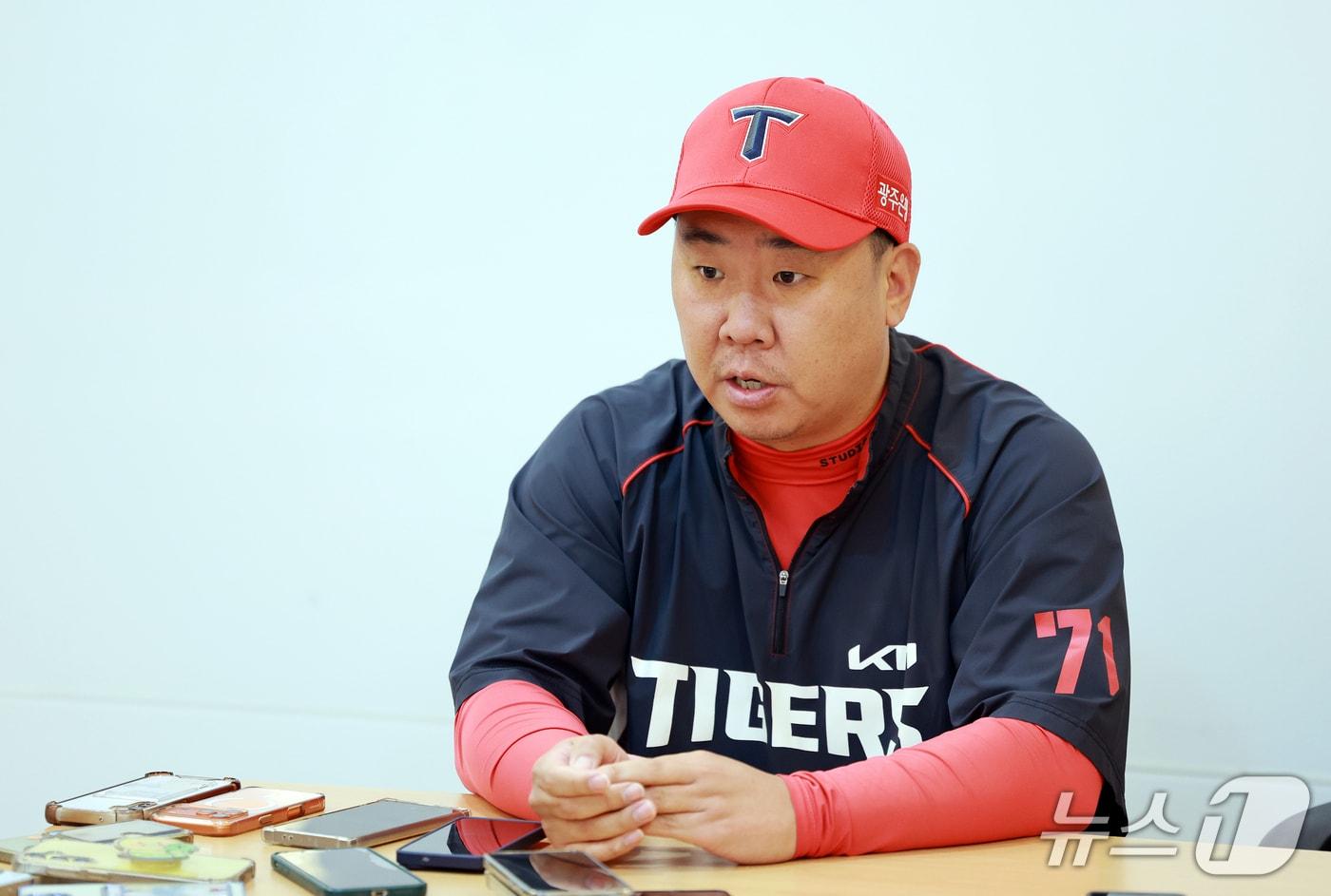 본문 이미지 - 이범호 KIA 타이거즈 감독이 20일 서울 잠실야구장에서 LG 트윈스와의 KBO 프로야구 포스트시즌 준플레이오프 3차전을 앞두고 취재진 질문에 답변하고 있다. 2026.10.20 ⓒ 뉴스1 이호윤 기자