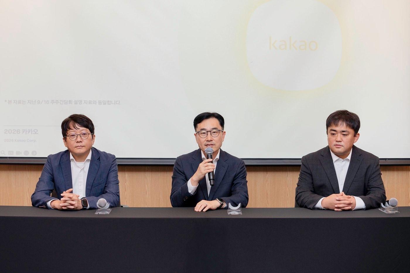 본문 이미지 - 카카오가 20일 서울 영등포구 여의도 FKI 타워 콘퍼런스센터에서 '카카오 지배구조개편 소액주주 2차 간담회'를 열었다. (왼쪽부터) 신종환 카카오 CFO, 김도영 카카오X 대표 내정자, 전현수 카카오 비즈니스 성과리더. (카카오 제공)