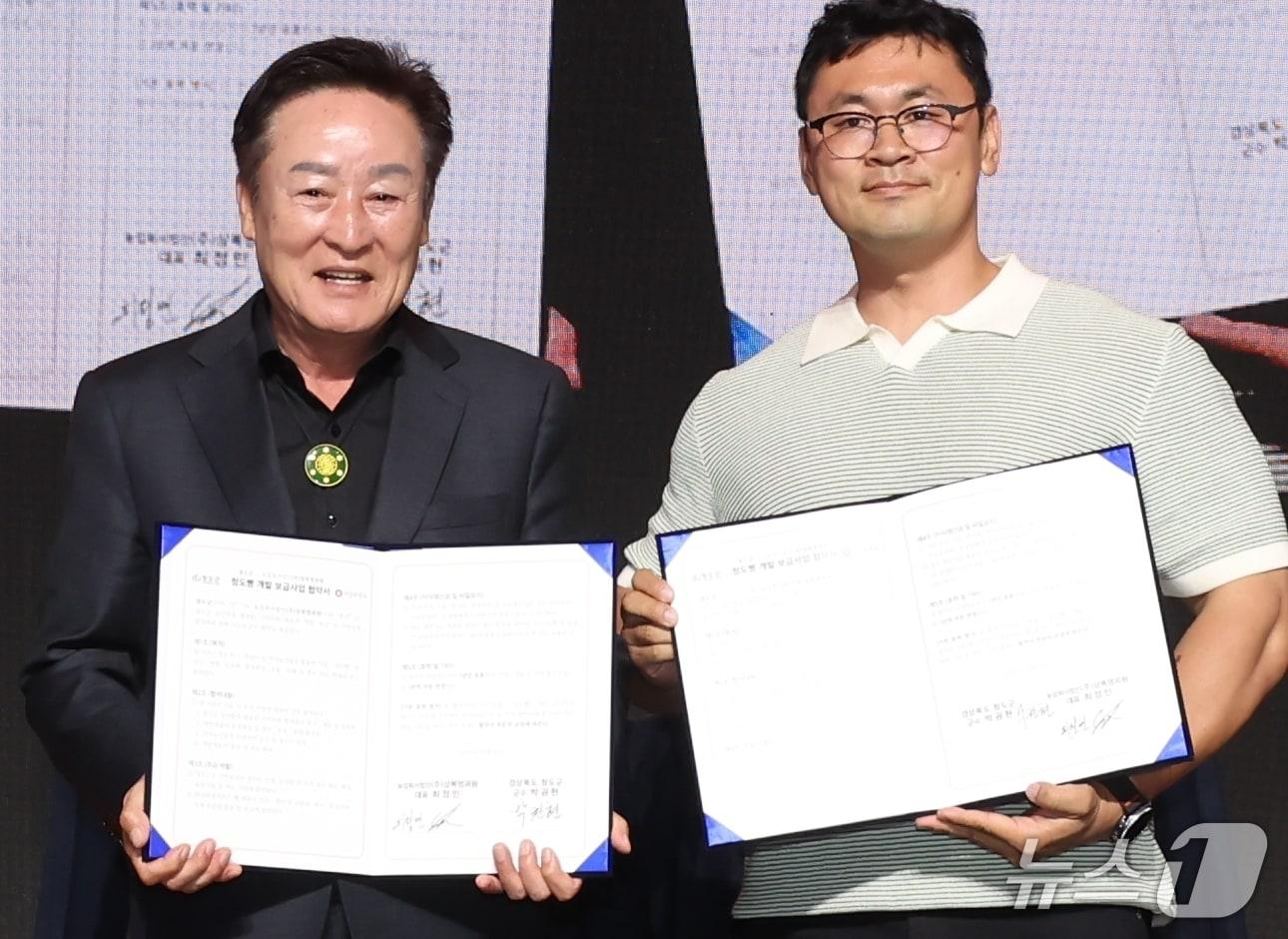 본문 이미지 - 박권현 청도군수(왼쪽)이 상복명과원과 '청도빵 개발' 협약을 맺은뒤  관계자와 기념사진을 찍고 있다.(청도군 제공. 재판매 및 DB 금지)/뉴스1
