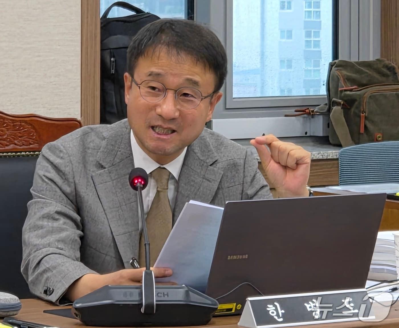 본문 이미지 - 한병도 더불어민주당 의원이 20일 부산교육청·울산교육청·경남교육청·대구교육청·경북교육청·강원교육청에 대한 국정감사에서 질의하고 있다. 2026.10.20 ⓒ 뉴스1 임순택 기자