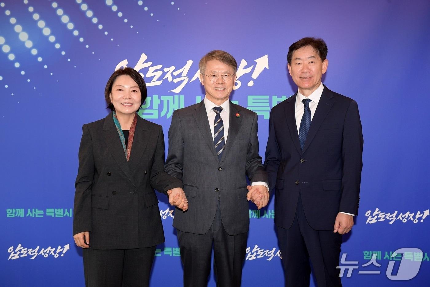본문 이미지 - 민형배 전남광주통합특별시장이 8일 백승주 균형발전부시장과 윤난실 시민주권부시장을 임명한 뒤 기념사진을 촬영하고 있다.(전남광주통합특별시 제공. 재판매 및 DB 금지.) 2026.10.8