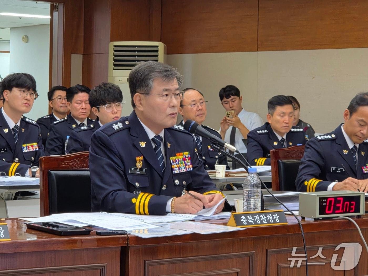 본문 이미지 - 박종섭 충북경찰청장이 20일 충북경찰청 대회의실에서 열린 국정감사에서 질의에 답변하고 있다. 2026.10.20/뉴스1