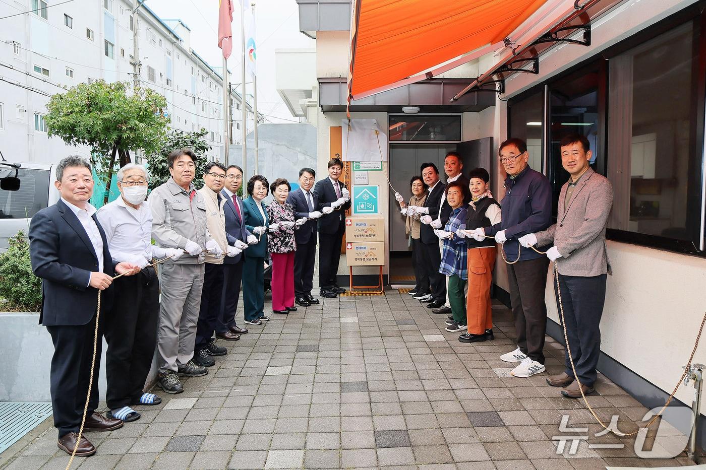 본문 이미지 - 20일 경남 창원시 마산회원구 구암1동 제1경로당에서 열린 '1사 1취약계층 동행사업' 제1호 결연 경로당 현판식에서 참석자들이 기념사진을 촬영하고 있다.(창원시 제공. 재판매 및 DB 금지)