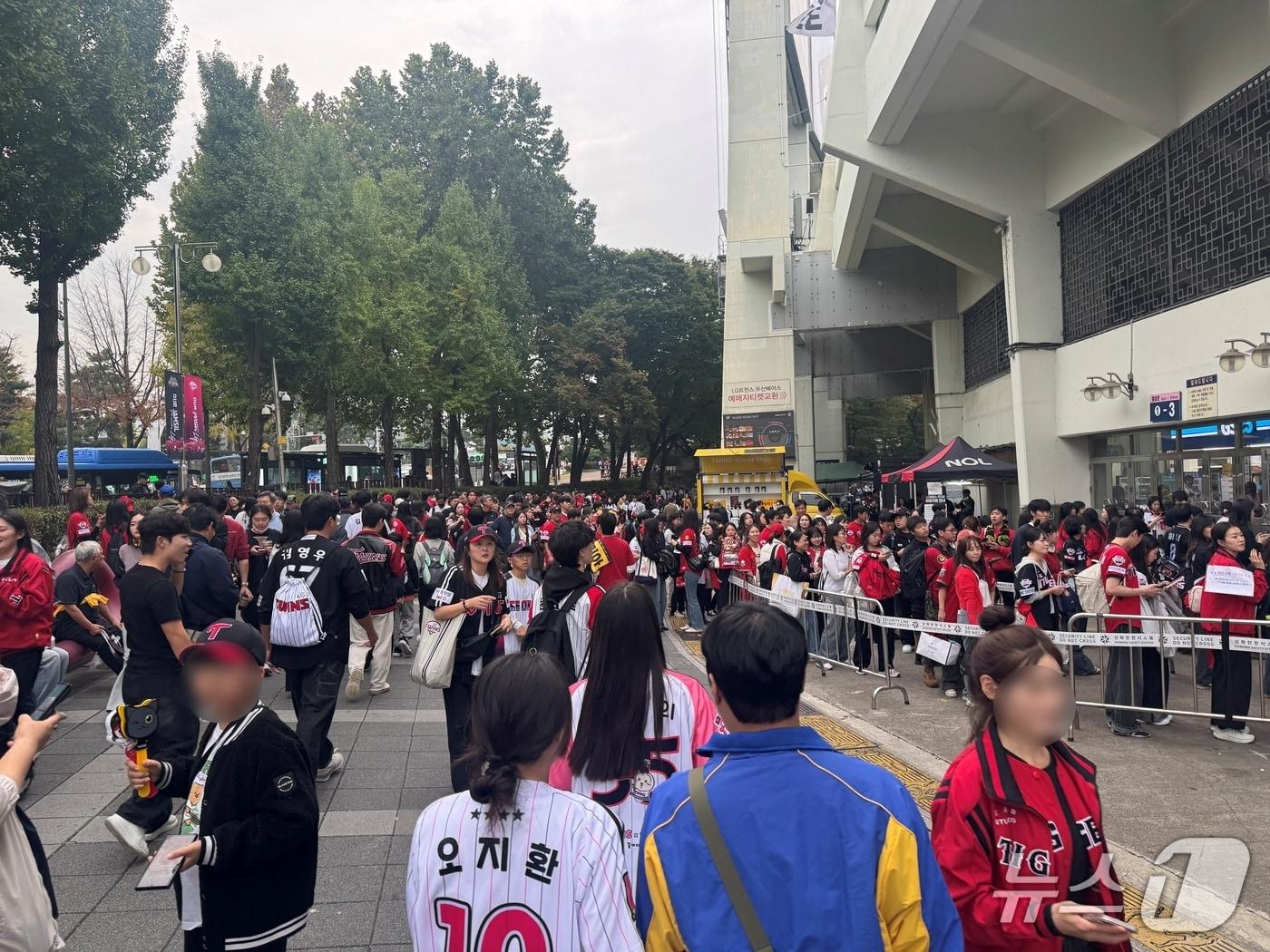 본문 이미지 - 20일  LG트윈스와 KIA 타이거즈의 '2026 KBO 포스트시즌 준플레이오프' 3차전이 열리는 서울 송파구 잠실야구장에 팬들이 입장하고 있다.  ⓒ 뉴스1 김고은 인턴기자