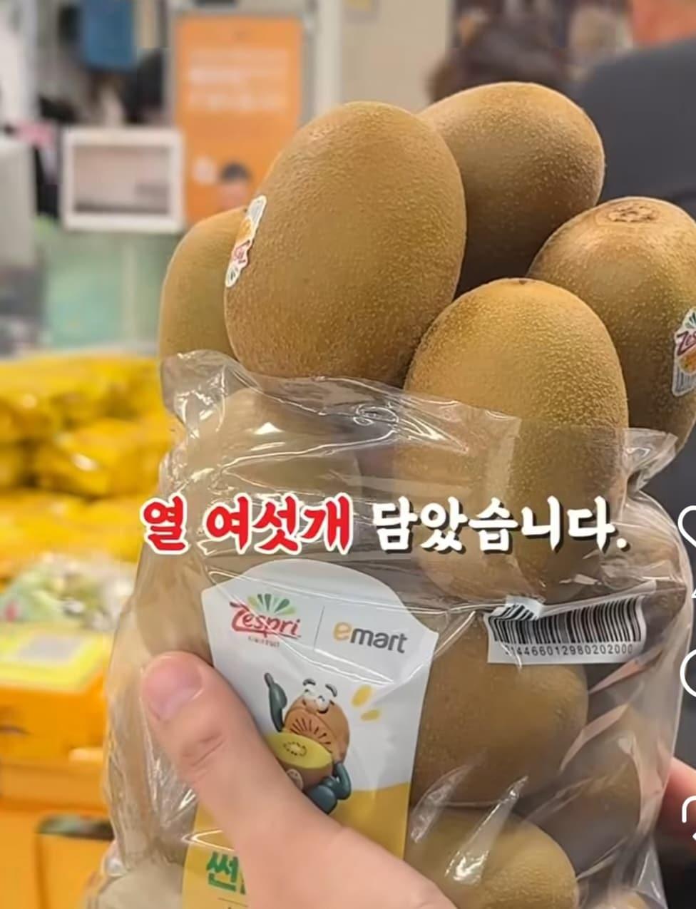 본문 이미지 - 지난 18일 SNS에 올라온 안동 이마트 골드키위 무한담기 행사 릴스. ('니돈내돈' 인스타그램 계정 갈무리)