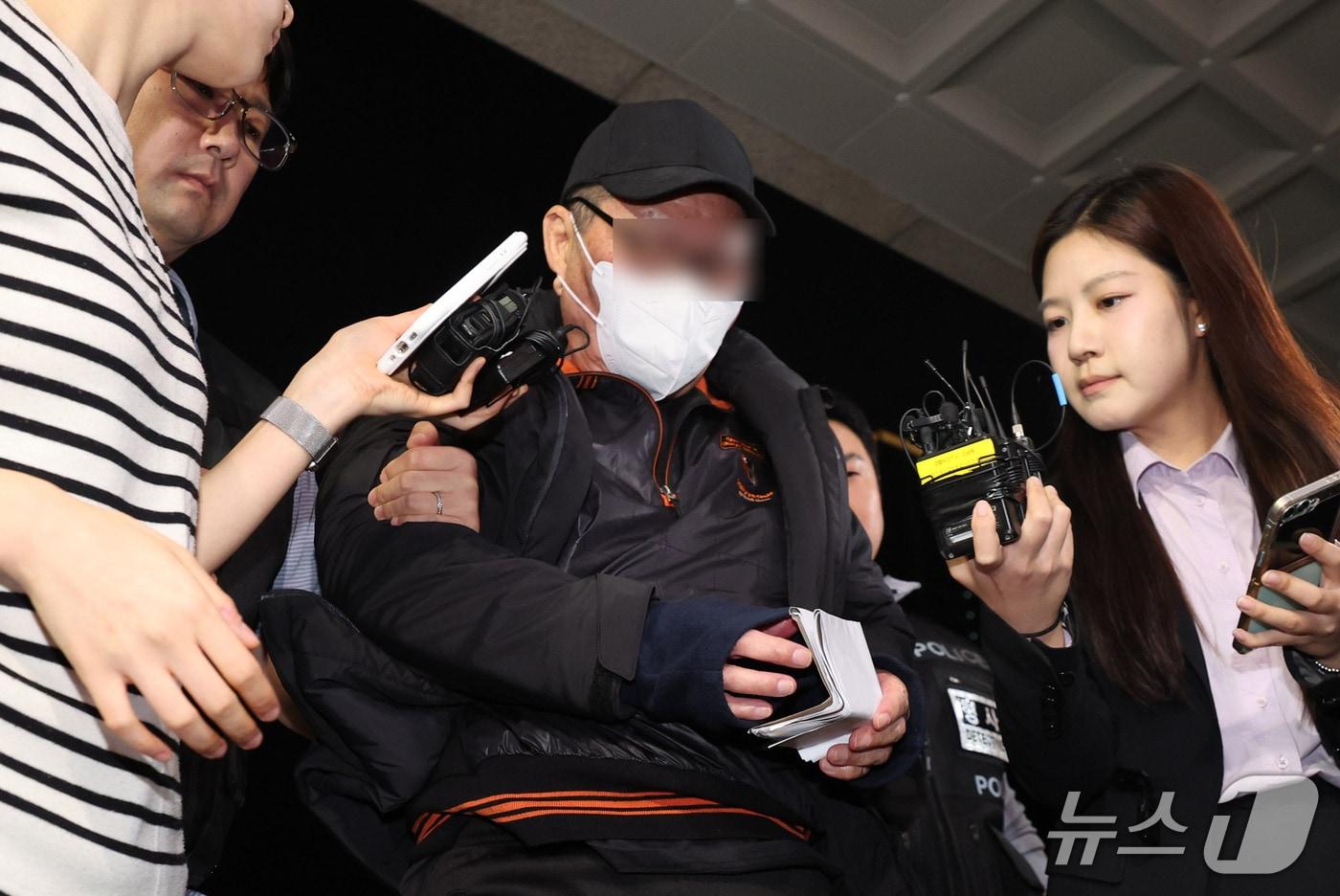 본문 이미지 - 역삼동 빌딩 두 곳에 잇따라 불을 지른 혐의를 받는 방화 용의자 A씨가 20일 오후 서울 강남구 수서경찰서로 압송되고 있다. 2026.10.20 ⓒ 뉴스1 박지혜 기자