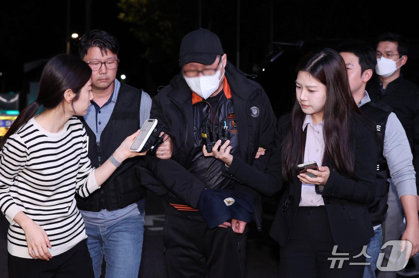 본문 이미지 - 역삼동 빌딩 두 곳에 잇따라 불을 지른 혐의를 받는 방화 용의자 A 씨가 20일 오후 서울 강남구 수서경찰서로 압송되고 있다. 2026.10.20 ⓒ 뉴스1 박지혜 기자