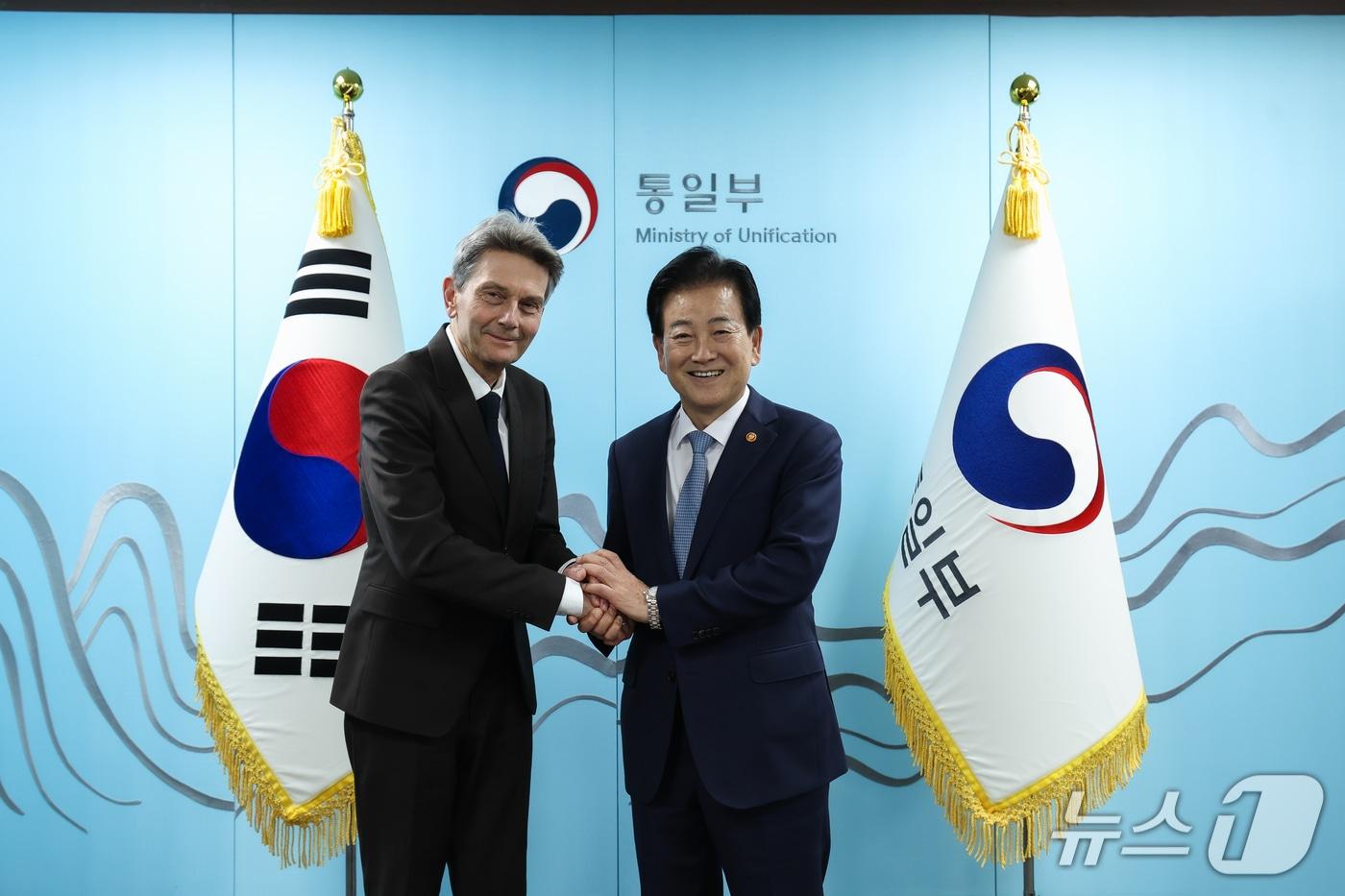 본문 이미지 - 정동영 통일부 장관은 20일 방한 중인 롤프 뮈체니히 독일 연방의회 의원과 면담하고 국제 정세와 한반도 문제 등에 대해 의견을 교환했다.(통일부 제공).