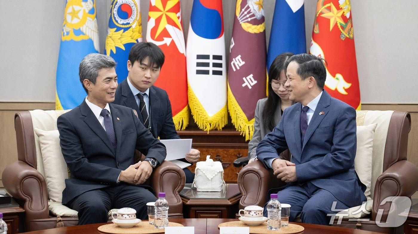 본문 이미지 - 강신철 국방부 장관이 20일 오후 다이빙 주한중국대사를 접견하고 한중 국방 교류·협력과 한반도 정세 관련 의견을 교환했다. (국방부 제공)