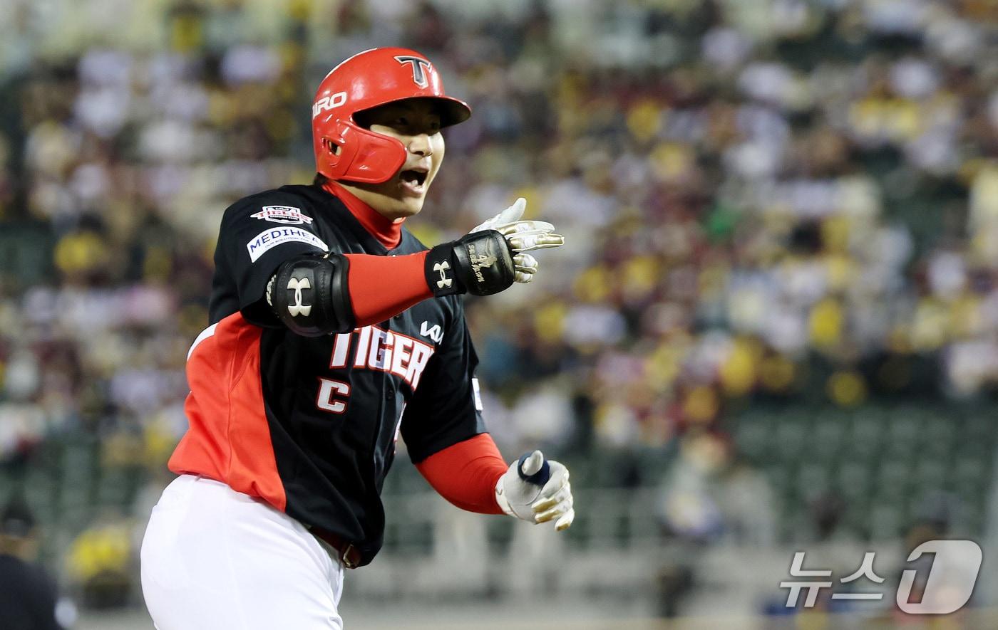 본문 이미지 - 20일 오후 서울 잠실야구장에서 열린 프로야구 2026 신한 SOL KBO 포스트시즌 준플레이오프 3차전 KIA 타이거즈와 LG 트윈스의 경기, 2회초 나성범이 솔로 홈런을 친 뒤 홈으로 향하고 있다. 2026.10.20 ⓒ 뉴스1 박지혜 기자