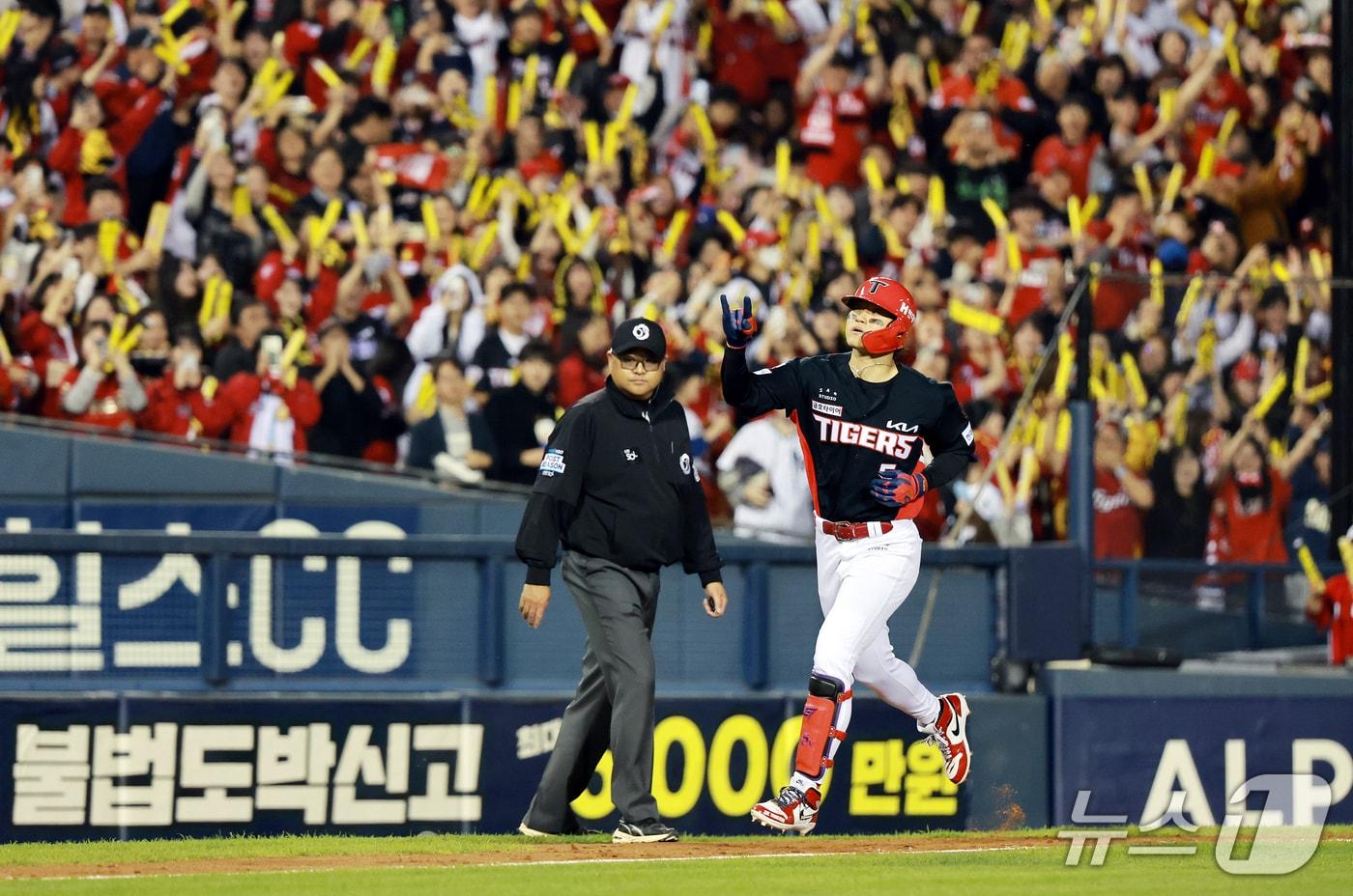 본문 이미지 - 20일 오후 서울 송파구 잠실야구장에서 열린 프로야구 2026 신한 SOL KBO 포스트시즌 준플레이오프 3차전 KIA 타이거즈와 LG 트윈스의 경기, 2회초 1사 만루 상황에서 KIA 김도영이 만루홈런을 친 뒤 홈으로 들어오고 있다. 2026.10.20 ⓒ 뉴스1 이호윤 기자