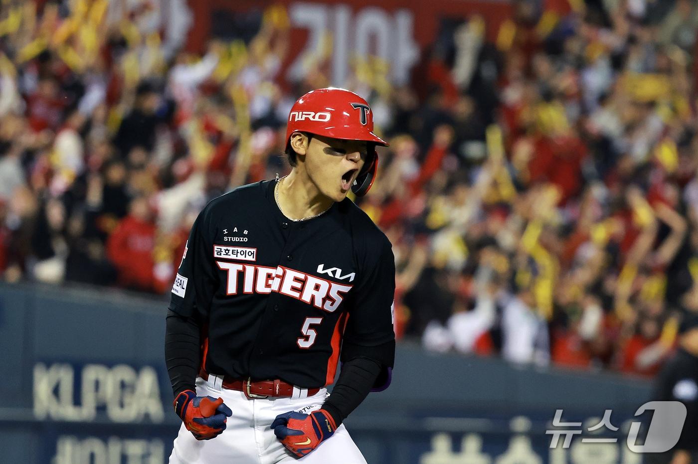 본문 이미지 - 20일 오후 서울 송파구 잠실야구장에서 열린 프로야구 2026 신한 SOL KBO 포스트시즌 준플레이오프 3차전 KIA 타이거즈와 LG 트윈스의 경기, 2회초 1사 만루 상황에서 KIA 김도영이 만루홈런을 친 뒤 홈으로 들어오고 있다. 2026.10.20 ⓒ 뉴스1 이호윤 기자