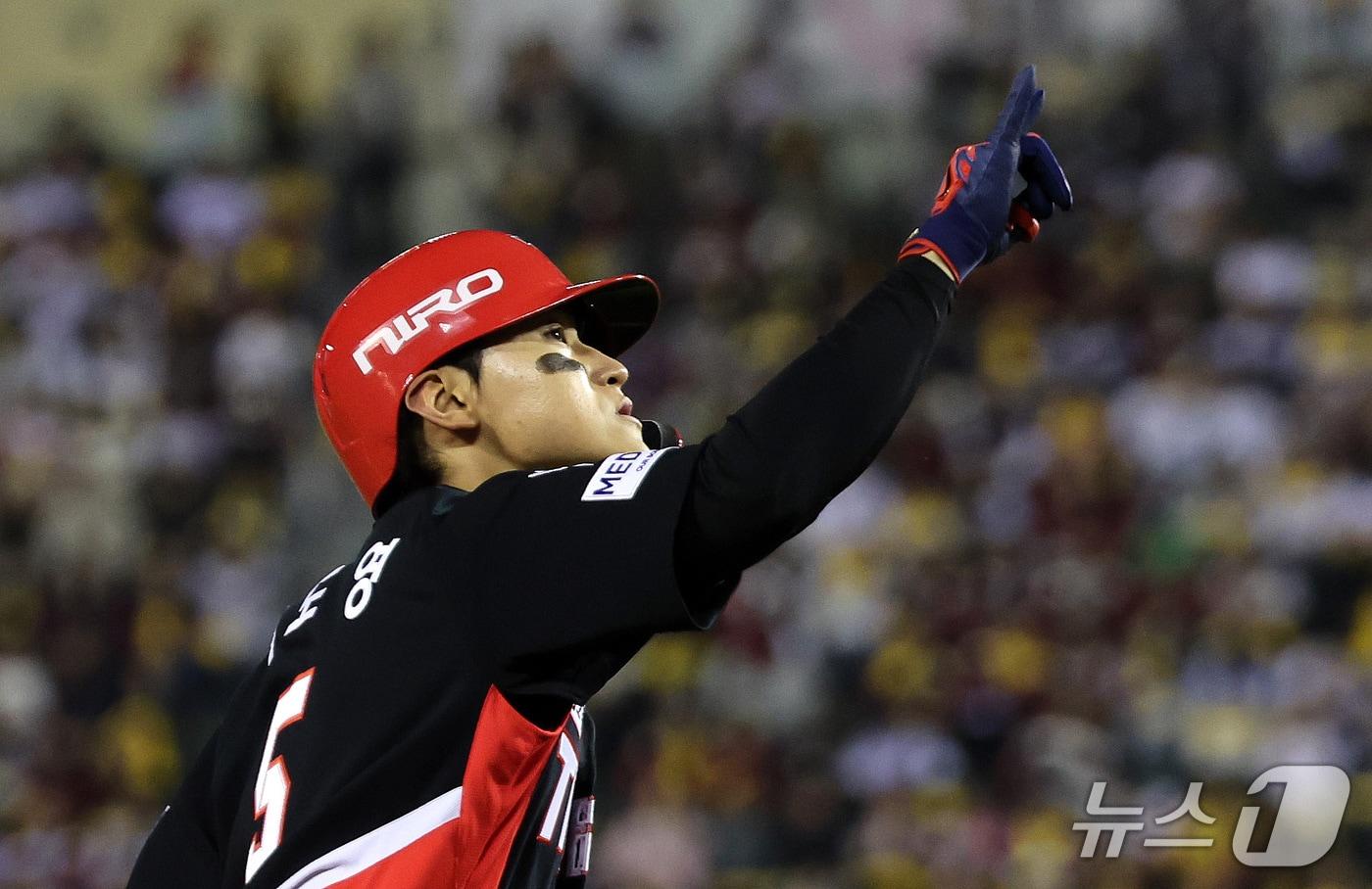 본문 이미지 - 20일 오후 서울 잠실야구장에서 열린 프로야구 2026 신한 SOL KBO 포스트시즌 준플레이오프 3차전 KIA 타이거즈와 LG 트윈스의 경기, 2회초 1사 만루상황 KIA 김도영이 만루 홈런을 친 뒤 홈으로 향하고 있다. 2026.10.20 ⓒ 뉴스1 박지혜 기자