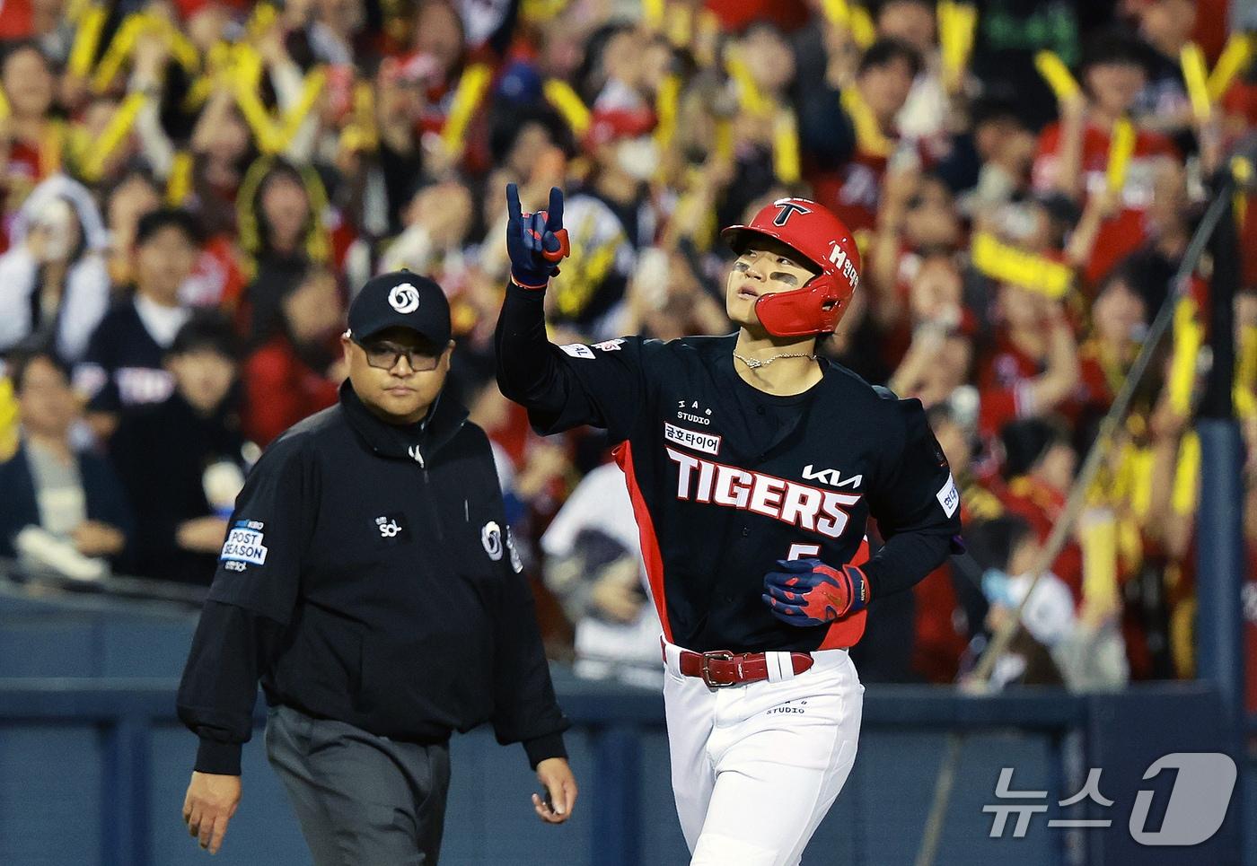 본문 이미지 - 20일 오후 서울 송파구 잠실야구장에서 열린 프로야구 2026 신한 SOL KBO 포스트시즌 준플레이오프 3차전 KIA 타이거즈와 LG 트윈스의 경기, 2회초 1사 만루 상황에서 KIA 김도영이 만루홈런을 친 뒤 홈으로 들어오고 있다. 2026.10.20 ⓒ 뉴스1 이호윤 기자