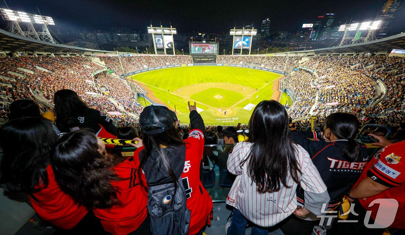 본문 이미지 - 20일 오후 서울 송파구 잠실야구장에서 열린 프로야구 2026 신한 SOL KBO 포스트시즌 준플레이오프 3차전 KIA 타이거즈와 LG 트윈스의 경기에서 야구팬들이 열띤 응원을 펼치고 있다. 2026.10.20 ⓒ 뉴스1 이호윤 기자
