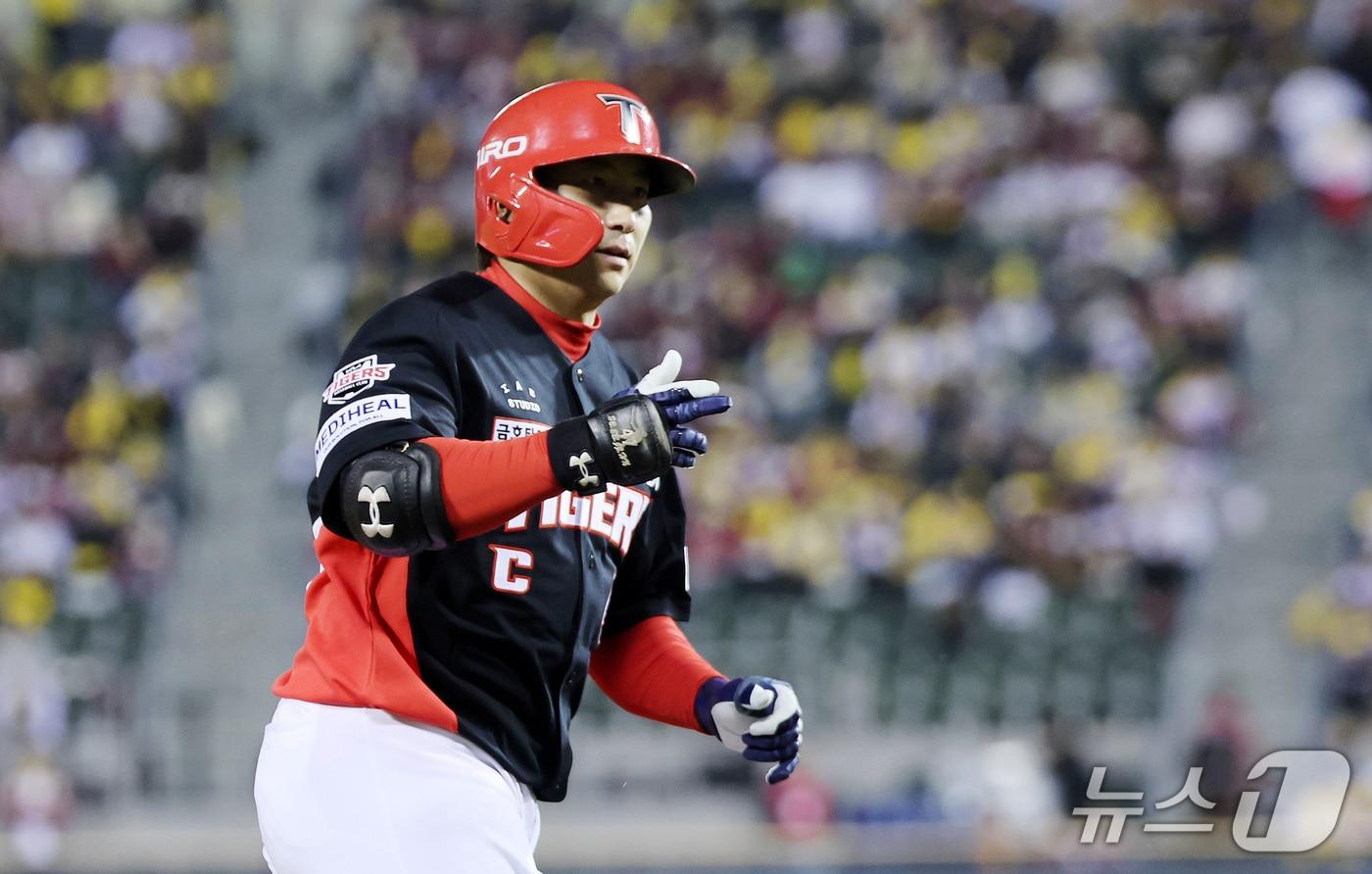 본문 이미지 - 20일 오후 서울 잠실야구장에서 열린 프로야구 2026 신한 SOL KBO 포스트시즌 준플레이오프 3차전 KIA 타이거즈와 LG 트윈스의 경기에서 6회초 2사 상황 KIA 나성범이 솔로홈런을 친 뒤 홈으로 향하고 있다. 2026.10.20 ⓒ 뉴스1 박지혜 기자