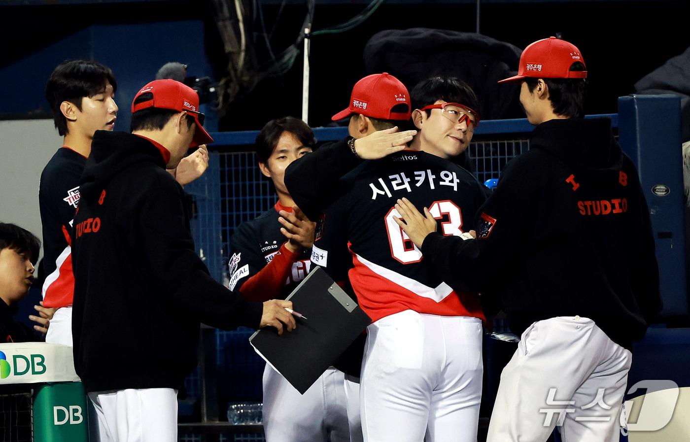 본문 이미지 - 20일 오후 서울 송파구 잠실야구장에서 열린 프로야구 2026 신한 SOL KBO 포스트시즌 준플레이오프 3차전 KIA 타이거즈와 LG 트윈스의 경기, 6회말 무사 2,3루 상황에서 KIA 시라카와가 교체되며 팀 동료들에게 격려를 받고 있다. 2026.10.20 ⓒ 뉴스1 이호윤 기자
