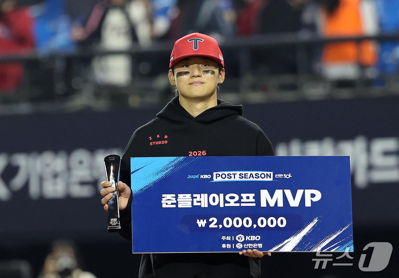 본문 이미지 - 20일 오후 서울 잠실야구장에서 열린 프로야구 2026 신한 SOL KBO 포스트시즌 준플레이오프 3차전 KIA 타이거즈와 LG 트윈스의 경기에서 준플레이오프 MVP를 차지한 김도영이 기념촬영하고 있다. 2026.10.20 ⓒ 뉴스1 박지혜 기자