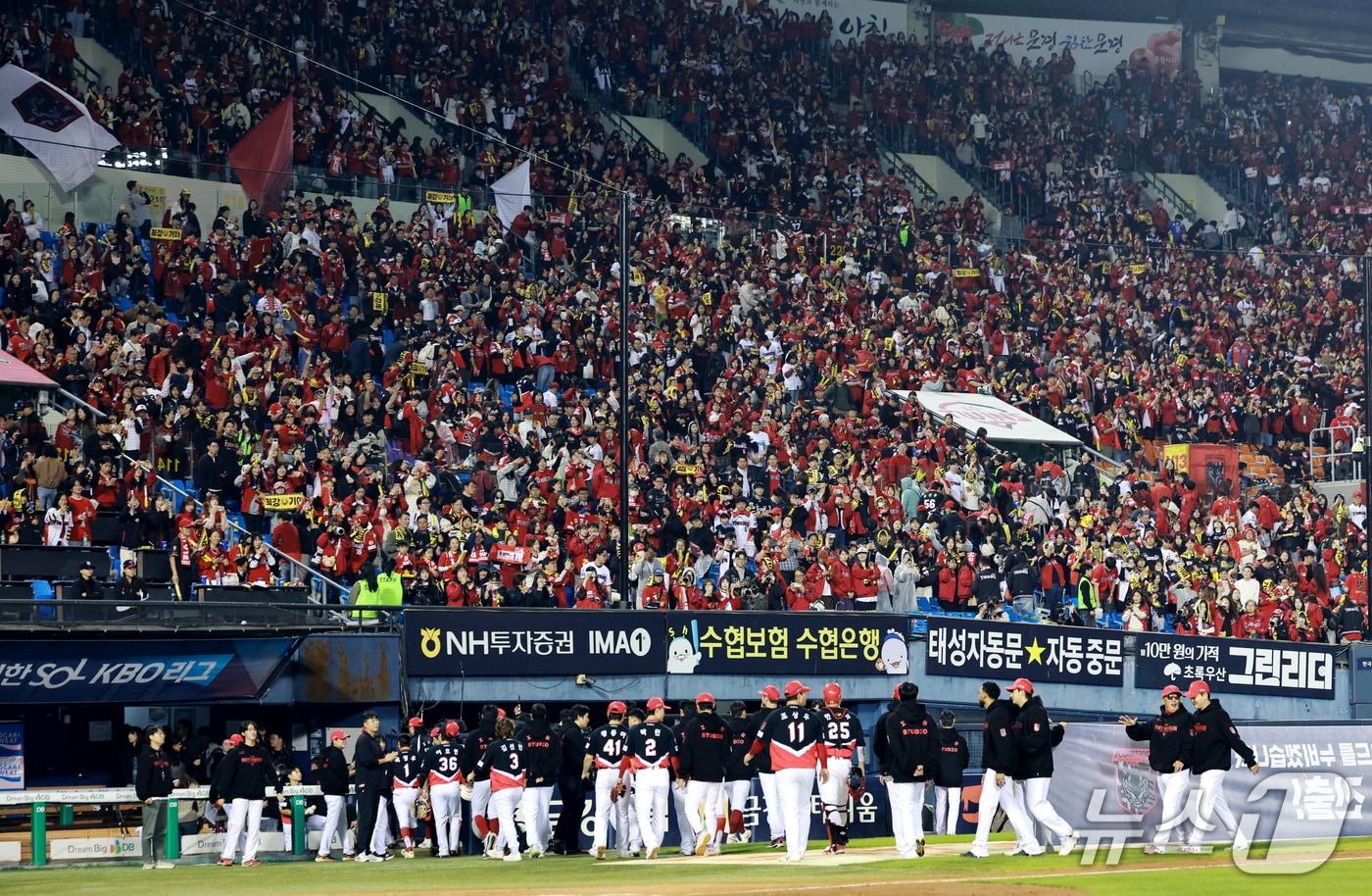 본문 이미지 - 20일 오후 서울 송파구 잠실야구장에서 열린 프로야구 2026 신한 SOL KBO 포스트시즌 준플레이오프 3차전 KIA 타이거즈와 LG 트윈스의 경기 13대1로 승리를 거둔 KIA 선수들이 기쁨을 나누고 있다. 2026.10.20 ⓒ 뉴스1 이호윤 기자