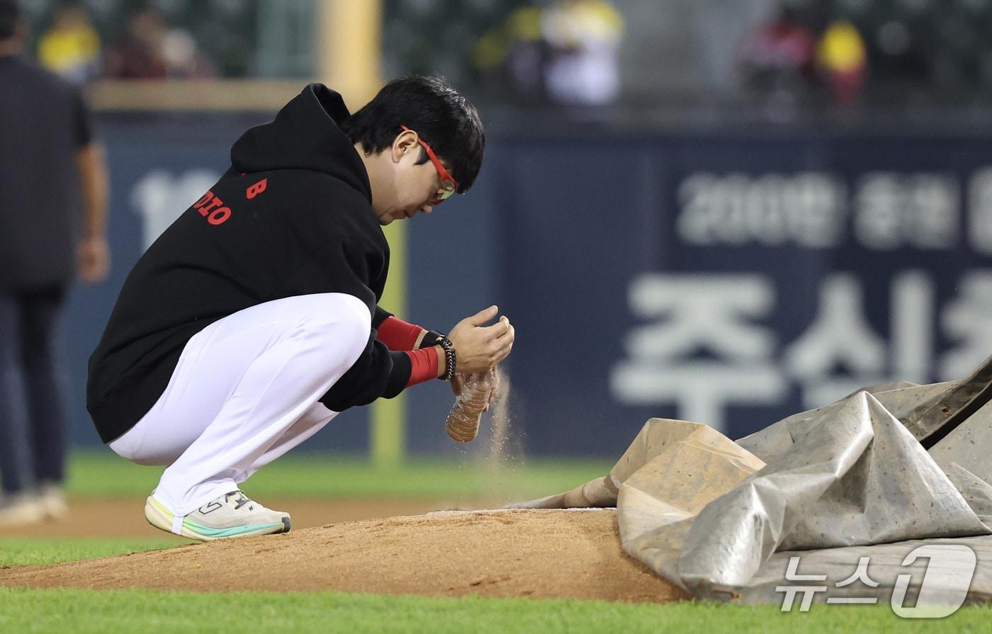 본문 이미지 - KIA 타이거즈 양현종이 20일 오후 서울 잠실야구장에서 열린 프로야구 2026 신한 SOL KBO 포스트시즌 준플레이오프 3차전 LG 트윈스와의 경기를 마친 뒤 잠실야구장 마운드의 흙을 페트병에 담고 있다. 2026.10.20 ⓒ 뉴스1 박지혜 기자