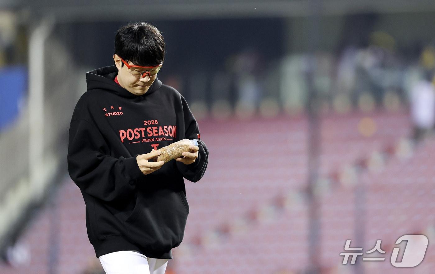 본문 이미지 - KIA 타이거즈 양현종이 20일 오후 서울 잠실야구장에서 열린 프로야구 2026 신한 SOL KBO 포스트시즌 준플레이오프 3차전 LG 트윈스와의 경기를 마친 뒤 잠실야구장 마운드의 흙을 페트병에 담아 이동하고 있다. 2026.10.20 ⓒ 뉴스1 박지혜 기자