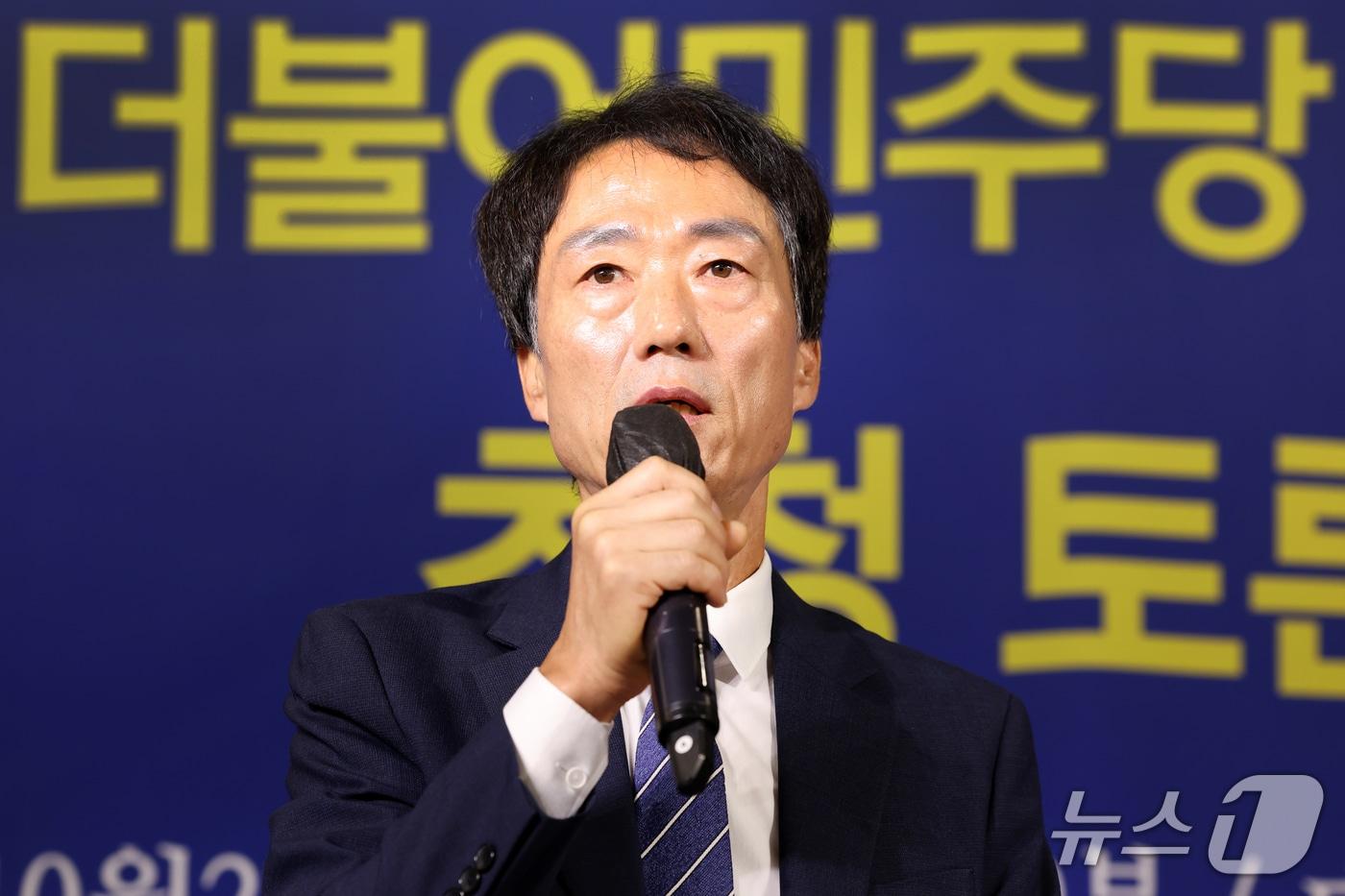 본문 이미지 - 박형룡 더불어민주당 대구시당위원장이 21일 대구 남구 이천동 대구아트파크에서 열린 아시아포럼21 초청 토론회에서 모두 발언을 하고 있다. 2026.10.21 ⓒ 뉴스1 공정식 기자